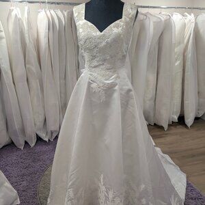 Monique bridal A Line Vintage gown- size 6